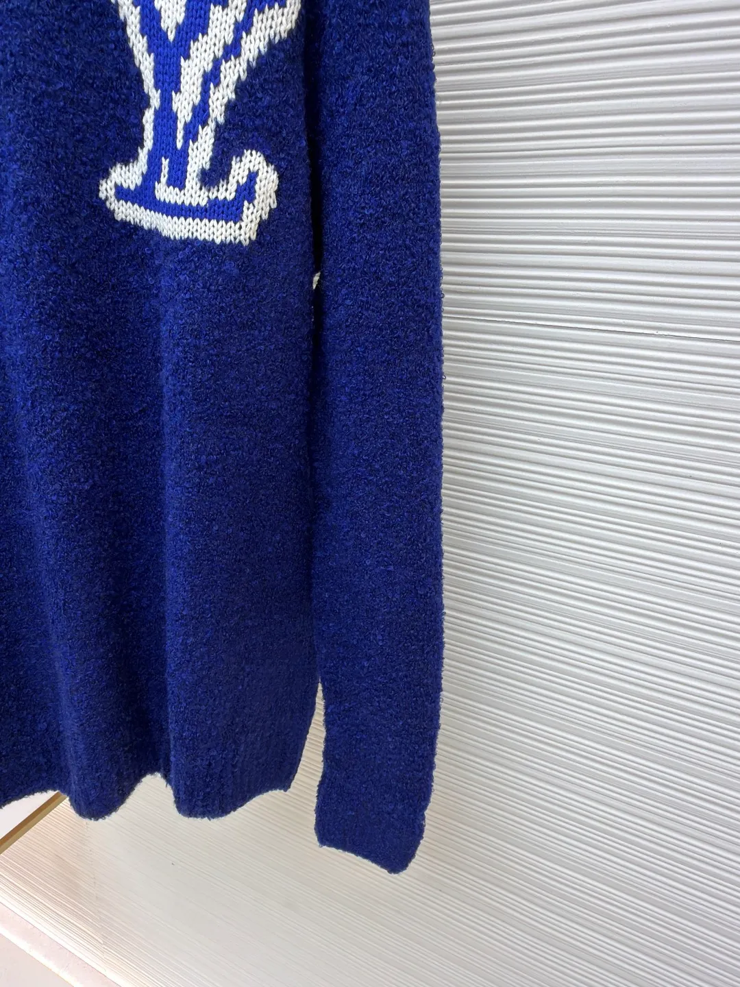 LOUIS VUITTON double-sided intarsia sweater ●Original version: purchased and developed for 9999 ●Item number: 1680924-A85 ●Fabric: wool blended fabric ●Technology: knitted intarsia production ●Version: fitted version ●Weight: about 620 grams ●Size: S-M-L-XL ●Description: Made of custom-woven and dyed sheep wool 65% cotton% 20 Spandex 15%. The special washing process is very soft and skin-friendly. It has 7 knitting workers. The thickness of each stitch of the inlay on the clothing logo is consistent with ZP. The back logo is mirror inlay. This crew-neck sweater is made of a blend of sheep wool and yak hair, and uses thick yarn to create a comfortable texture. The contrasting LV logo is integrated into the knitted fabric, and the mirror-effect logo is cleverly displayed on the rear. The casual and elegant design makes it easy to style your weekend look. The overall wiring is straight and delicate, the fabric is comfortable and soft, and the color is consistent without color difference. It can be matched with the same style to create a fashionable look and control various occasions. Customized accessories, complete with three standards, same style for men and women!